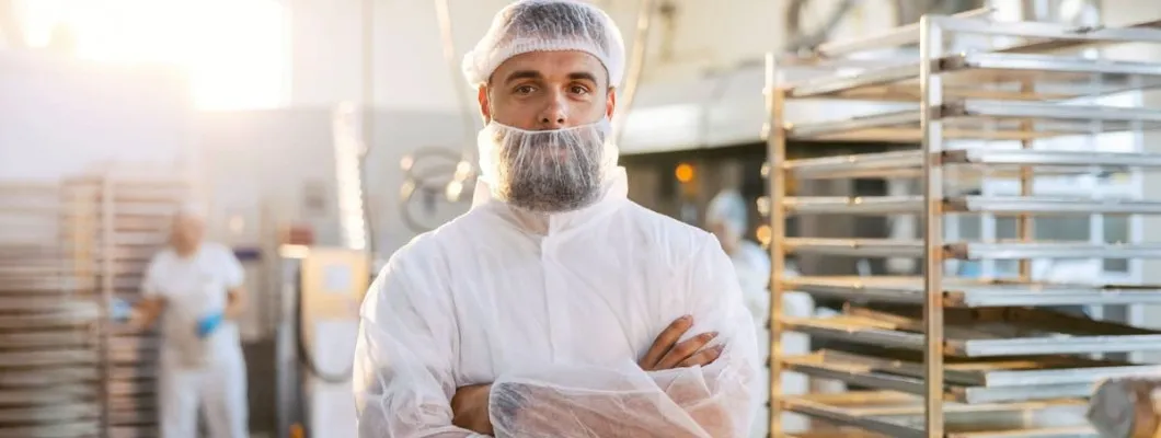 Barbat care si-a luat toate masurile pentru a asigura igiena in industria alimentara