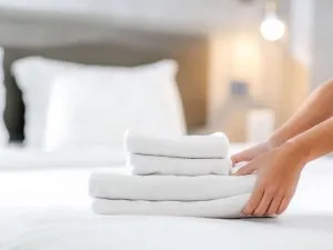 Cum să efectuezi o curățenie temeinică în camerele de hotel?