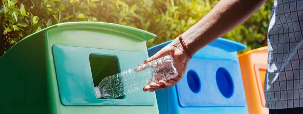 aruncare sticla plastic in cos reciclare colectare selectiva