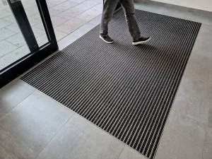 Covoare profesionale care transformă orice spațiu, de la birou la industrie