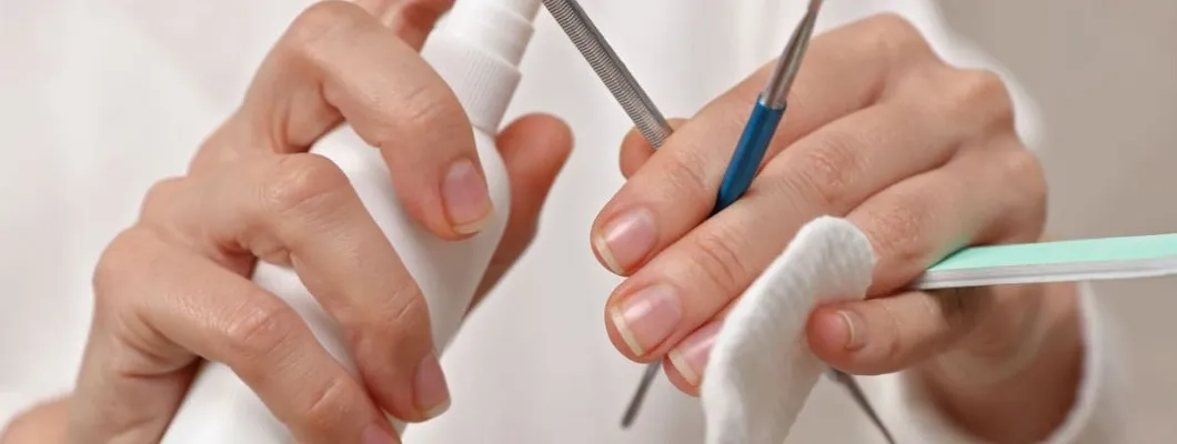 curatare instrumente manichiura cu spray dezinfectant si discheta curatare instrumente manichiura cu spray dezinfectant si discheta