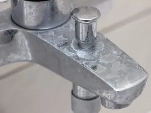 De ce se formează calcarul în baie și cum poți evita apariția lui?