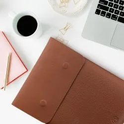 Husa laptop, MacBook 15 inch, piele naturala cu mouse pad, inchidere magnetica, margini vopsite manual, e-store, maro Husa laptop, MacBook 15 inch, piele naturala cu mouse pad, inchidere magnetica, margini vopsite manual, e-store, maro