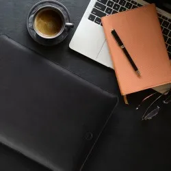 Husa laptop, MacBook 13 inch, UNIKA, piele PU cu lana din fibre naturale, negru Husa laptop, MacBook 13 inch, UNIKA, piele PU cu lana din fibre naturale, negru