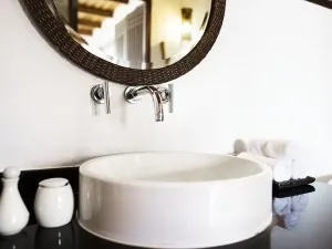 O baie strălucitoare cu produse profesionale pentru curățare