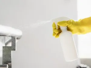 Folosește cele mai performante echipamente de protecție și soluții pentru igienă și sănătate