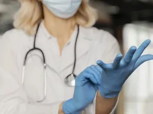 Produse și echipamente pentru protecție și igienă: mănuși, halate, combinezoane și dezinfectanți