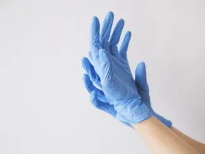 Mănuși de unică folosință și echipamente de protecție individuală