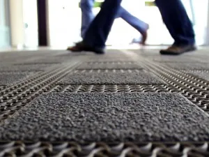 Dotează intrările cu covorașe profesionale de aluminiu, pentru o curățenie impecabilă!