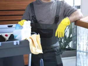 Soluții de curățare și igienizare profesională pentru clădiri de mari dimensiuni