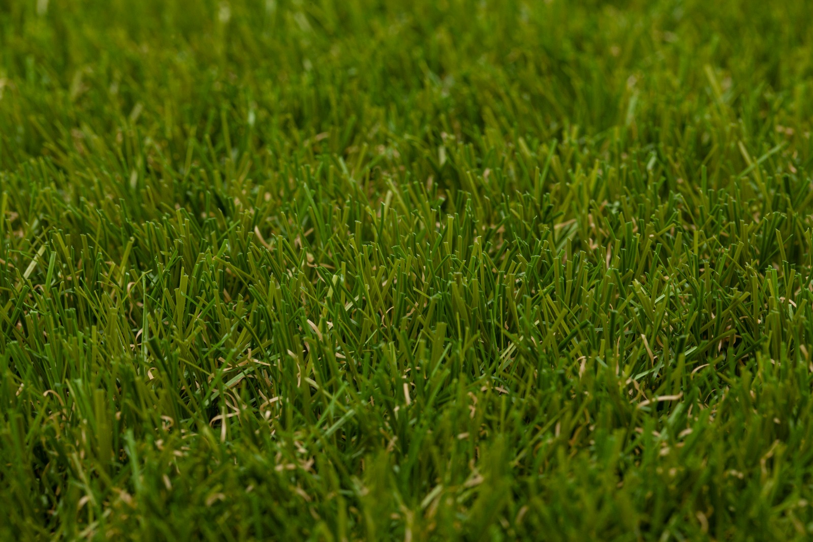 Gazon sintetic verde decorativ Mystique  inaltime fir 47 mm